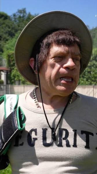 Marco Marzocca nel personaggio di Cassiodoro, con cappello da safari e maglia da addetto alla sicurezza